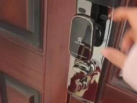 乔迁之喜 良辰吉日🏠
愿新家烟火暖 四季皆安然✨
推开幸福门 点亮好运灯💡
从此朝暮有风 窗边有光🌿
新起点装满期待 未来可期🌅
所行皆坦途 所愿皆圆满🎉
搬进来大吉大利 迈出去平平安安🚪
#喜提新房 #新居大吉 #乔迁仪式感 #家居美学 #幸福生活