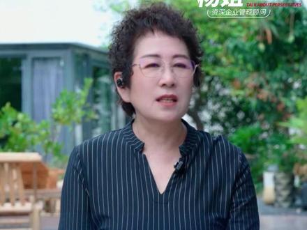 烟草物流神器:为何引起网友热议 烟草物流“异形烟补货神器”引争议,竟是童年搬砖工具换壳?某地烟草物流中心5名分拣骨干耗时3个月、经15轮迭代,研发出一款“异形烟补货神器”,号称可单手夹取10条异形烟、适配95%以上品类,却被网友发现是七零八零后熟知的搬砖工具。该行业宣传视频用重大技术成果的语境包装简易工具,引发公众强烈不适,其隆重表述与工具的低技术含量形成荒诞反差,让大众产生被愚弄的错位感。结合烟草行业的特殊属性,这种“小事大办”的宣传放大了与公众的疏离感,照出宣传思维和大众常识的鸿沟。即便下架视频,也难消舆论疑问,特殊行业宣传需兼顾公众朴素感受,守住自我表彰的合理边界!#民生 #神器 #大众 #边界 #社会