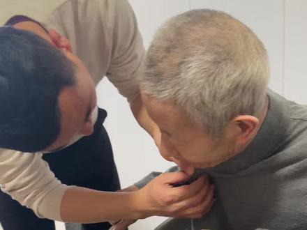 为失能老人洗澡 看见老人的需求,即便卧床不起,也能让老人有尊严地生活,老有所依#净孝道 #善待老人就是善待明天的自己 #养老 #关爱老人