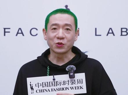 二手玫瑰乐队主唱@梁龙LBB 在本次#中国国际时装周# FACEON LAB·黄光辰 秀场担任了开场及领闭角色。秀场后台,梁龙老师接受了我们的专访。原来在台上光芒万丈、率性不羁的他,私下是一个如此严肃正经的人。来看看他如何评价自己在中国国际时装周的“首秀”?
PS:本视频采访部分背景音乐为二手玫瑰乐队歌曲,走秀部分为Nova Heart乐队现场表演。#二手玫瑰 #梁龙 #摇滚 #时尚