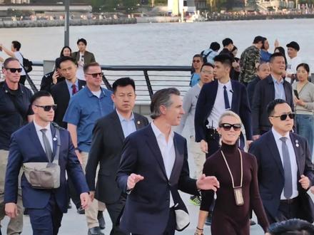 很幸运,在上海外滩遇见来华访问的加州州长
