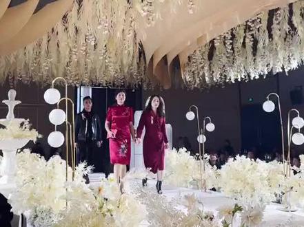 儿子结婚了喜婆婆上台手拿红包向大家挥手致意大家好
