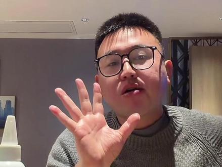 坤坤参加时装秀,什么都带了零食塞满了,唯独服装忘家里了!
#名模坤 #名模坤直播 #搞笑 #我要上热门🔥 #这个视频有点料