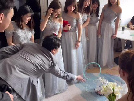 接亲游戏:套婚鞋,接亲游戏新玩法,套不中继续买圈,套中为止!#婚礼大管家阿杰 #婚礼接亲游戏 #婚礼小游戏
