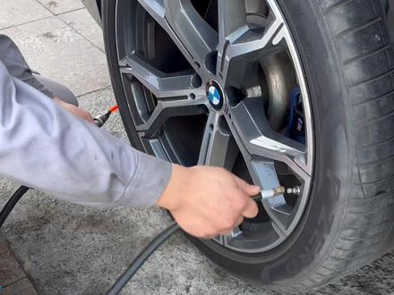 😂友情提醒一下各位bmw车友,天气冷了,尽快去提高一下胎压,可以有效提高行车安全。建议为2.4bar#bmw #撸车日常