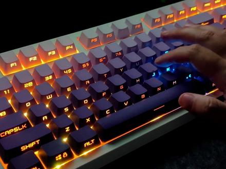 MK870有个好玩的灯光模式就是按一个键亮一种颜色,同时按几个键就有几种颜色一起 太可爱了吧#游戏外设 #客制化键盘 #键盘发光 #适合女生的键盘推荐 #mk870