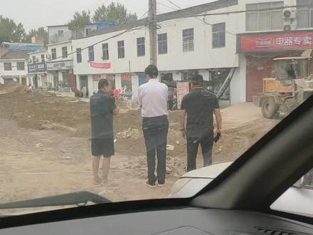 现场偷偷的实拍 。不好意思亲爱的镇长。一句话这就是全心全意为人民服务 。