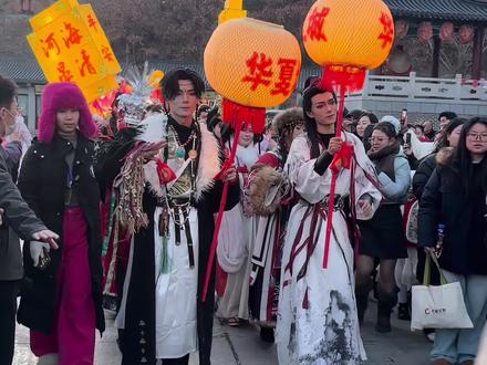 过年来华夏城游玩吧太热闹了#抖音新春吃喝玩乐节 #威海华夏城 #谁懂威海新春百名NPC的含金量 #威海春节刷新名场面 #各地春节年俗地图