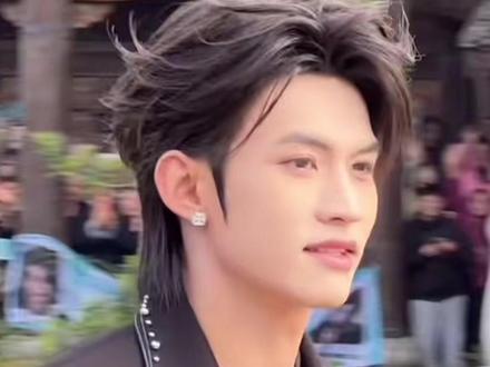 26.3.21濮院时装周最新云旗出现啦,云旗说忙完了给大家直播,是今天晚上直播嘛,好激动啊🫣🫣#云旗#濮院高定时尚周