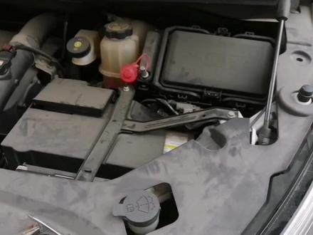 别克GL8 ES 28T电瓶亏电无法启动,拆下电瓶加蒸馏水维护抢救,虽然是免维护电瓶,但是还是可以添加蒸馏水的。#全心全意为您服务 #专业的事交给专业的人