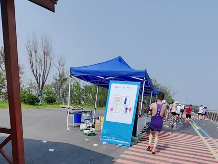 海堤改的道路!全程暴晒!补给站,开启逛吃逛吃。水,水果,能量饮料,冰水海绵,藿香正气水。搞起来。搞起来#跑步 #条子泥马拉松#马拉松