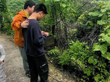 跟着爸爸学中药~葛根 #跟着爸爸学中药 #葛根 #传承中医文化 #豆科植物 #养生
经常熬夜、爱喝酒、久坐低头玩手机的,一定要试试葛根!没事泡点水喝,脖子肩膀舒服多了,清火又养人,养生真不用太复杂~