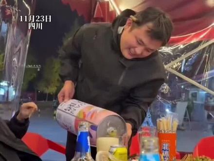 男子倒酒时手滑 旁边的朋友直接被酒喷泉暴击 网友:连喝带洗 这朋友值得