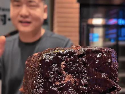 让老表们看看这一块的含金量#古早味蛋糕 #巧克力爆浆蛋糕 #开封古早味 #书店街美食