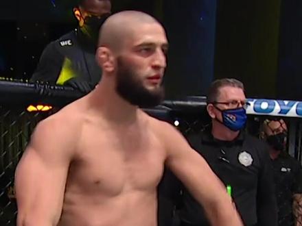 开场17秒一拳KO,这是奇马耶夫上场比赛交出的答卷!此番面对@李景亮 呢?#李景亮vs奇马耶夫