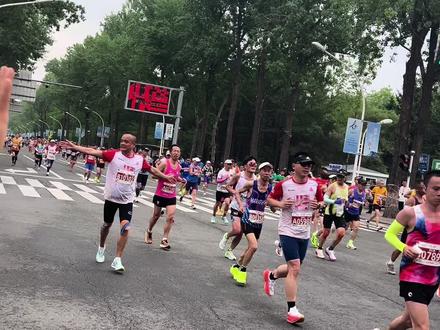 #长春马拉松近8000人弃赛或未完赛 5月17日,2026年长春马拉松完赛,赛后有网友在社交媒体上晒出自己的全马比赛证书,5小时58分钟54秒完赛,非常接近6小时的关门时间。这位网友的证书上显示全部选手排名为一万两千多名,对于全马参赛规模两万的长春马拉松来说,这意味着有近8000人放弃比赛或未完赛。
根据长春马拉松官方数据,2026年全马项目报名人数为30740人,远超2万人的报名规模,中签率约为65%,之后未中签选手还有一次候补机会(中签后未缴费视为退出)。这近八千人无外乎三种情况:中签后未缴费、中签缴费后未参赛、中签缴费后参赛但未能完赛。考虑到2025年长春马拉松全马项目96.2%的完赛率,最后一种情况今年也不会很多,因此可以认为许多人压根就没有站上赛道,导致了全马名额被大量浪费。
有网友在网上吐槽,“全马参赛名额多于半马,本身就有违于跑马人需求的事实”(本届长春马拉松全马2万人、半马1.5万人)、“大数据应该打通呀,多次退赛、报名不参赛的,要适当拉低中签率”、“想跑的不中签,浪费资源”、“应该是很多人弃赛了,比赛前一天下午我才到,才开始订酒店,还能订到离起点1.6公里的酒店”、“以后不想跑的就别报名了,浪费名额,还有想跑中不了签的呢!”(来源:扬子晚报记者 姜天圣)