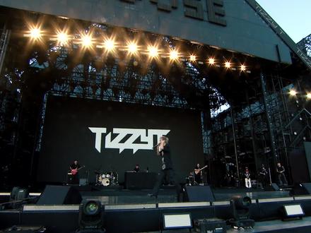 #FullHouse满堂音乐节 2023 五一·南京 回顾
#满堂LIVE现场 之 @Tizzy_T 《Don’t Go Back Tonight》
夜晚和日落不属于任何人,却是所有人的浪漫。
江边日落、夏夜晚风,舞台与手机屏幕连成一片浪漫的粉色海洋。轻柔的嗓音将爱意化作唇齿间吐纳的气息,难舍又难分。
TizzyT歌里的爱情是羞涩却难以克制,是心潮澎湃的热烈,也是魂牵梦绕,心甘情愿地投降。
“不服输的我”终于直面自己,不再计较得失。
希望你也有勇气在满堂现场对喜欢的人说出那句
“baby don’ t go back tonight”。
#音乐节现场 #总要去一次音乐节吧