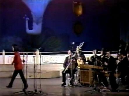 这视频对我来说太珍贵了,这是1990年陕西省西凤杯大赛颁奖晩会现场,那天也是我结婚的当日,用张晓宾老师的话双喜临门,光阴似箭日月如梭,不觉己过三十多年了,留下了美好回忆,再次感谢保存视频人和发给我视频的三原戏曲工作室,谢谢啦!#弘扬戏曲文化