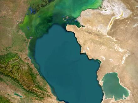 里海是湖还是海?看似简单问题,却事关沿岸五国瓜分利益 里海
是世界上最大的封闭内陆水体,
横跨欧亚大陆之间,占地37.1万平方公里
它的主要淡水入流来源是欧洲最长的河流伏尔加河
在苏联时期与当时波斯(伊朗)达成共识,
视里海为内湖,
平等拥有自由航行和捕鱼权利。
当时海底的资源还没被发现,
不存在划分海底问题。