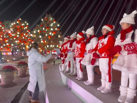 当央视春节联欢晚会的镜头切换到北国冰城哈尔滨分会场时,一群身着晶莹演出服的“小雪花”成为了最动人的风景。#春晚#冰雪暖世界—央视春晚哈尔滨分会场#马年