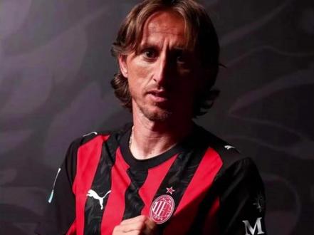 绝处逢生 米兰补时连轰两球,读秒绝杀克雷莫内塞!这就是豪门底 #AC米兰 VS克雷莫内塞#莫德里奇说永不放弃