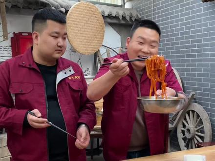 #制作方法 ,用不正经的搞笑方法,用非常专业的态度演示真空擀面皮最全加热方法,没学会朋友的请先收藏#同事搞笑日常