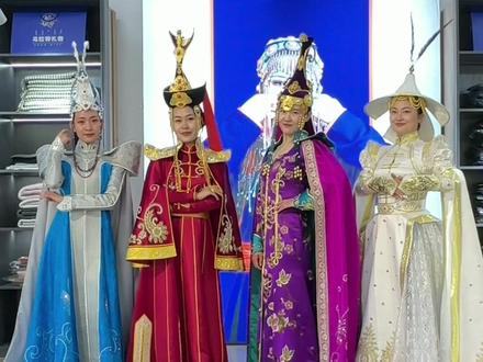 一套蒙古袍值多少钱?这些乌拉特传统服饰做工精美,每套价值2万元以上 #中国旅游日#相约草原牵手河套#马背上的民族#鸿雁故乡欢迎您