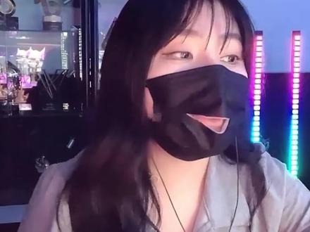 斗鱼千万粉丝主播“一条小团团”宣布复播!曾自曝违约金6个亿! #一条小团团 #“一条小团团”宣布复播!