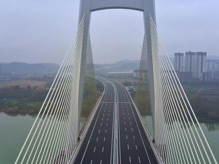 12月31日全长240公里的成南高速扩容全线通车。收费标准也出来了。收费期限为29年305天。自2026年1月16日起收取车辆通行费。