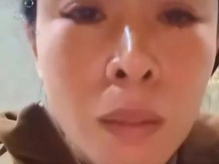 3月25日晚(昨天)最新动态(李林、李鑫姐弟)
一、直播吵架全程(京山)
- 两人去京山办理撤案/录口供(姐姐此前报案,现人找到需销案)
- 姐姐李林直播时提到“李鑫在派出所录口供”,弟弟李鑫当场暴怒
- 李鑫当场放话:“你继续这样搞,姐弟都没得做”,随即离场、失联
- 李鑫误会:以为姐姐要追究养父母责任,怕影响养家(养父住院、压力大)
- 姐姐李林留在直播间崩溃大哭,多次打电话、发视频,均不接不回
二、姐姐李林深夜动态(京山宾馆)
- 发视频/直播哭诉:独自滞留京山,进退两难
- 澄清:只是办撤案,没有告养父母的意思
- 道歉求和:“我有不对你原谅我一次,到底等你还是回仙桃?”
- 强调:认亲时一直护着他,还想继续找爸爸
三、弟弟李鑫状态
- 离场后彻底失联,电话/视频全不接
- 现实压力:养父住院、妻子催回广东、不喜镜头、怕夹在生家与养家之间
四、截至3月26日早(最新)
- 姐姐仍在京山等待,未和解、未见面、未联系上
- 全网热议:团圆仅3天就决裂,核心是误会+养家压力+节奏错位
#李林寻亲#李鑫回家 #姐姐寻弟33年 #失散33年姐弟重逢