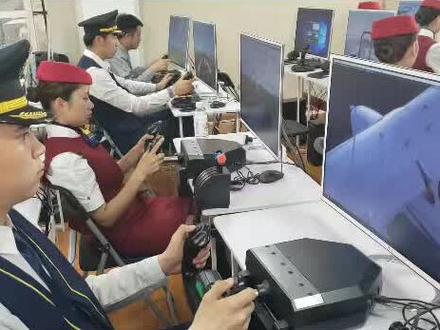 飞机维修专业学生正在实习……