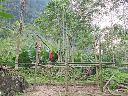 男孩和小雪新房开工大吉,完工以后吃泡面庆祝,两人很满足 #我的乡野山居生活 #山居生活 #野外