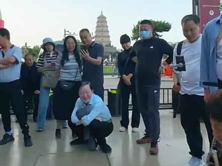#陕西西安机器狗与人闲聊逛街
情商极高,引得众人围观,氛围拉满