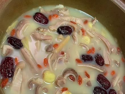 130元买个猪肚,做一道既养生又养胃还巨好喝的猪肚莲子汤!大人小孩都喜欢!特别推荐坐月子的宝妈哦~它具有健脾养胃,益气补虚的功效!#猪肚莲子汤 #煲汤 @抖音小助手