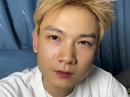 屏幕前的小伙伴们,可以给我一个加油嘛!这是我的第一条口播视频,只为跟大家说点大实话,没有套路,只有真诚,真真正正的想做一个懂大家的理发师#新人入驻抖音 #懂你的发型师 #笑着走出理发店 #互联网的发型师