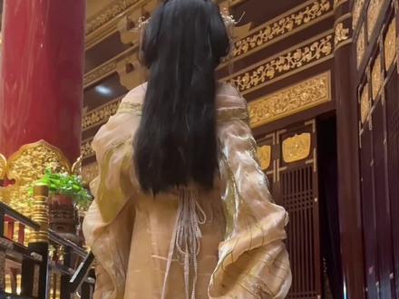 我都服了,你们镜头下的天堂也这样吗❓
来洛阳旅拍,敲定的第三套造型,选了氛围感满满的亡国公主风格。摄影师特意带我来到天堂明堂取景,原本只觉得这里气派恢弘,没想成片出来,观感完全超出预期。
平日里看大家镜头里的天堂明堂,大多是盛唐繁华热闹的模样,金碧辉煌尽显古韵盛景。而这组片子,却拍出了截然不同的气质。风掠过宫阙,几缕发丝随风扬起,古朴殿宇静静伫立,画面里满是萧瑟清冷,隐隐透着山河凋零的落寞意境。
身着古裙站在楼台之间,仿佛置身岁月沉浮里,昔日盛景犹在眼前,却只剩满目怅然。没有刻意堆砌的氛围感,只是身处古建筑之中,自然流露的情绪,就把亡国公主的孤寂无奈诠释得恰到好处。
真心感慨同一个地方,换种风格与视角,就能拍出全然不一样的韵味。也很好奇,大家镜头下的天堂明堂,又藏着哪些不一样的模样?
实拍小众走心攻略
妆造小心得
整体服饰避开明艳浓烈的配色,素雅又带着华贵质感的款式更贴合主题。妆容不用过度浓艳,淡淡勾勒眉眼,弱化饱满气色,清冷疏离的神态,就很契合人物心境。简约垂坠头饰即可,风吹晃动时,画面灵动又有故事感。
取景实用点位
1. 殿堂侧边台阶:不用扎堆正门人流处,侧身倚靠台阶取景,以古建筑墙体为背景,画面干净,自带沉静落寞感
2. 回廊立柱旁:半掩身子轻回头,借助柱子做自然前景,氛围感含蓄又耐看
3. 高层观景平台:远眺殿宇全景拍摄,风吹动发丝裙摆,凋零苍凉的意境瞬间到位
拍照小技巧
动作放松自然就好,不必僵硬摆拍。低头沉思、随风侧目、缓步慢行这些日常姿态,抓拍出来更真实有情绪。拍摄时借着自然风,凌乱飘逸的发丝,能很好烘托清冷萧瑟的氛围。
色调简单调整
后期调低画面饱和度,整体偏向冷调质感,弱化刺眼光影,还原古建沉稳复古的底色,不用过度修图,保留实景本身的沧桑感就很出片。
#天堂明堂拍照 #亡国公主妆造 #摄影师洛扬 #至今没找到驾驭不了的风格 #出行实况分享计划
