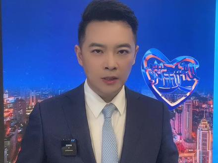 女孩拿奖状在妈妈坟前哭诉 希望这个宝贝,能够被生活温柔以待!#女孩拿奖状在妈妈坟前哭诉#把奖状和思念一并说给妈妈#拿6张奖状也没意义 你也看不到#大v说