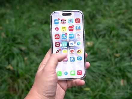 高刷、快充、256G标配,iPhone17详细测评 iPhone17用了一个月,先说续航,日常办公使用,能够两天一充,亮屏8个多小时;它比我手上的小米17Pro续航更好。你敢信,iPhone17用小电池就达到甚至超过了部分安卓机,比如超过小米17Pro两天6个小时亮屏续航。当然,如果重度一天使用,iPhone17亮屏6小时,比安卓vivoX300Pro、小米17Pro少1-2小时。
我发现iPhone17在你初次使用的第一天,它的续航会稍差(可能系统内部在跑代码本地编译?),也就是新机第一天使用续航不太行,然后从第二天开始,续航就和开挂了一样,要多大概20%亮屏时间。并且,如果你放着机器一个月不用,像我测试安卓机,就一个月没用iPhone,然后拿起来用的第一天也会续航变差,然后第二天续航开始恢复到非常好的状态。
影像方面苹果还是一如既往的强,光影层次感保留,相比友商那种扁平的丧失光影质感的照片,有优势,现在友商数码锐化和AI计算太多,把照片本身的光影质感给算没了。苹果对数码锐化比较克制,这一点是要点赞的。
iPhone17从1%开始充电,20分钟实测51%,达到了苹果宣传的数据,就百分比而言,它已经不输安卓机的充电速度了(iPhone是小电池)。256G标配相当于变相降价一千;iPhone17屏幕一如既往的通透,这是安卓机很难做到的,尤其近期我已经测试了vivoX300Pro和小米17Pro;马达振感一如既往的领先,833mm³体积,达到了安卓旗舰机的2-3倍;扬声器音质也非常好,主要是bass粉这种声学材料填充得多,模拟的音腔大,低音表现好。
其他方面,稍有短板的是iOS26系统,有些许掉帧。也有部分不稳定的场景,没想到这次苹果在系统上翻车了。希望早日更新到稳定版本。
iPhone17没什么说的,它就是五千元价位的首推机型;安卓阵营客观来说也感受到了很大压力,17标准版除了没有长焦镜头,各方面体验都非常强。#iPhone17 #苹果手机 #手机推荐 #手机测评