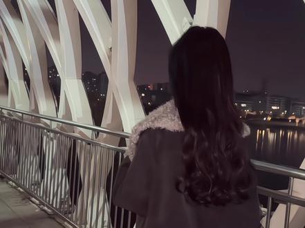 放一个小皮裙大波浪的花絮叭