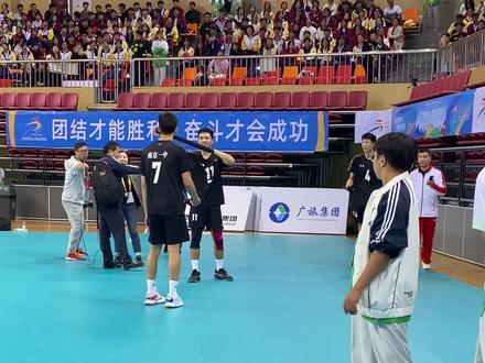 #比赛现场 #学青会 #排球🏐 天呐‼️吴昊泽只看到了上面的小球迷🥹谁抢到了,好幸福