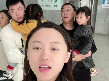 上周伊伊睡觉经常憋醒,去检查说是有鼻炎,睡觉的时候鼻塞呼吸不畅,用了几天药好多了。这次来复查看看恢复怎么样,顺便做个过敏原检测,看看到底是什么原因引起的鼻炎。然后听老弟说果果睡觉会微微打鼾,正好一起带来看一看~