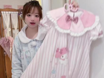 >□<顶级萌物美乐蒂出现了♡A字op日常又可爱…领口竟然是美乐蒂打着伞哈哈哈!搭配美乐蒂开衫就是粉色小蛋糕!!#仲夏物语美乐蒂 #仲夏物语 #仲夏物语三丽鸥 #lolita日常 #甜妹穿搭