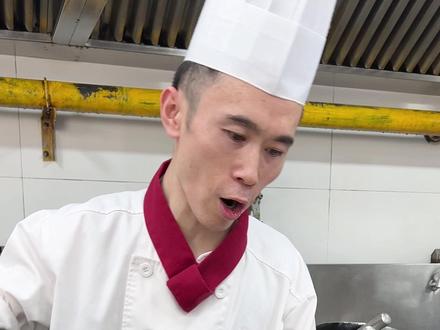 过年了,给员工做点好的!今天吃酸菜肘子和剁椒鱼! #美食 #后厨 #员工餐 #厨师 #大锅菜