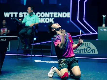 赢球呐喊+倒地庆祝
1420天的单打冠军荒已经是过去时啦~
少年从不缺失从头再来的勇气
感谢你的坚持!恭喜你荣膺三冠王!!!
#林高远 #乒乓球 #wtt曼谷球星挑战赛 #冠军