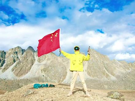 2023年10月1号国庆那天,特种兵徒步1小时冲顶,从4400米多徒步登顶5000米的山颠,遥望亚莫措根湖,太震撼,太美了。亚莫错根湖:作为户外圈公认的“川西最美湖泊”亚莫错根是横断山脉里耀眼的蓝宝石湖水深蓝纯净,美到令人发指附近有三座巍峨的雪山并肩而立,没有人能抵抗亚莫错根带来的神颜,湛蓝色的宝石镶嵌在央莫龙雪山脚下因为未开发,而十分小众。
地址:巴塘县亚莫错根
海拔:5000米,较容易高反
门票:0元,以前是收300一个车,因为之前举报缘故,村子里人不让外地车前往,只有靠运气。
路况:全程是石子铺路,路况差,扬尘不断,车辆不行容易爆胎。
从巴塘过去到卡口18-20分钟,然后开车到尽头村落海拔在4400多左右,然后开始徒步,一路的森林和雪山不错,其中有个角度真的很像萨普神山。
注意:
1、上面没信号,出发前记得给家里报平安,也没有吃的,没有小卖部。
2、建议结伴而行,独自一人勿要前往,山顶有藏民的藏獒,还有野狼,不要独自一人走夜路。
3、技术不好的朋友也不建议前往,至少suv以上车型。#亚莫措根湖 #川西美景 #徒步爬山 #旅行推荐官 #关注我持续更新