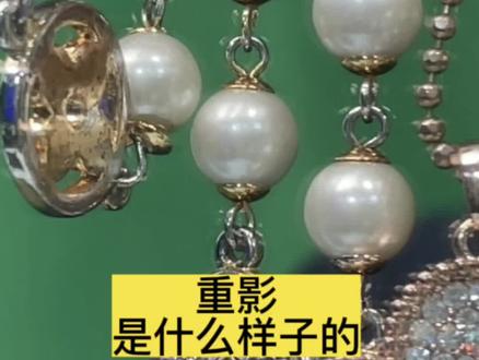 普通镜子有两个反射面导致拍摄出来的画面有重影,其中一个画面清晰另外一个画面像水印一样,错开重叠在一起,导致整体的画面看起来有点模糊。