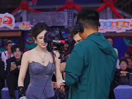 龙浩天亲自给瑶瑶游机运镜!太精彩了!瑶瑶的造型酷毙了!#龙浩天 #龙浩天团队 @龙浩天🐲 (酉阳桃花源酉州古城直播)