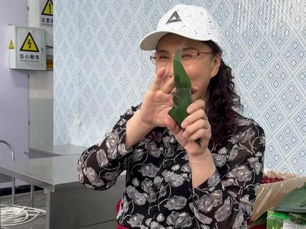 端午包粽子讲究多!选米挑枣全是门道,老式做法才够味
#赤峰西城市场 #端午包粽子技巧 #家常美食小妙招 #儿时端午味道 #节日食材一站式采购