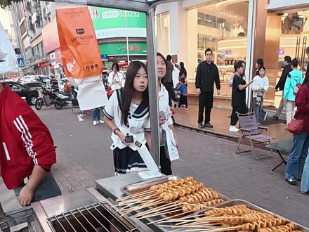 #谁能成为2025热梗主理人 妹妹,哥这遮挡技术可还满意否😂😂😂#妹妹 #热梗 #美食 #户外