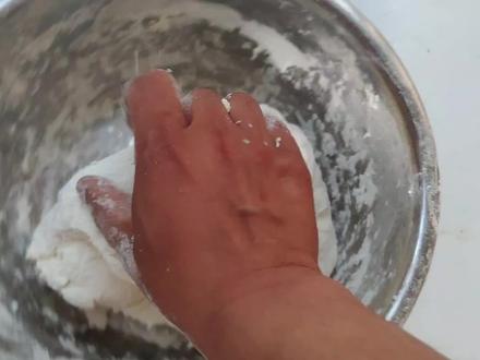 如果不是生活所迫,谁愿意搞的自己一身才华!死面包子如何做?#在家做美食 #小笼包 #会做饭的男生 #若不是生活谁愿意假装坚强 #一身才华是有原因的 #原创 #美食教程 #美食制作